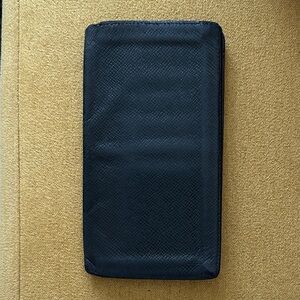 Louis Vuitton Taiga Men’s Long Bi-Fold Wallet